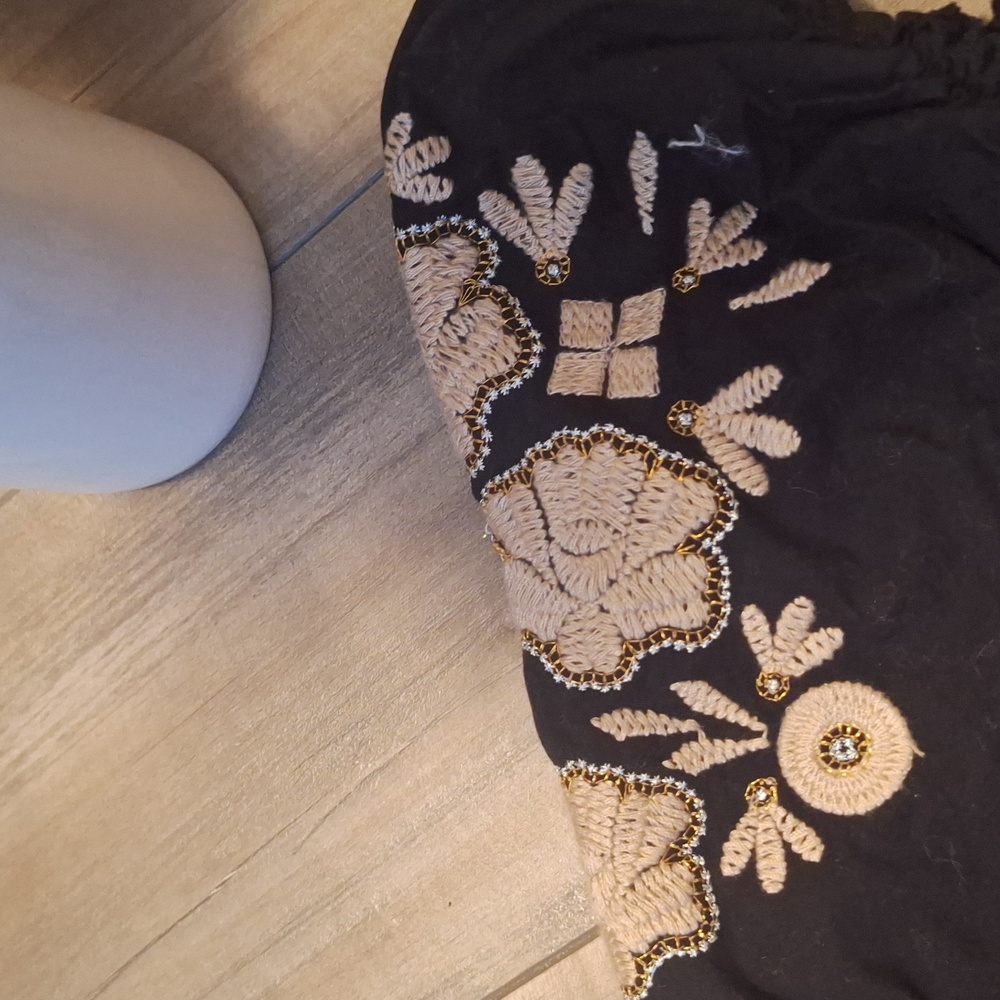 Embroiderd Top - Picture 2 of 9